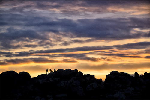 Mensen op de heuvel in de zonsondergang