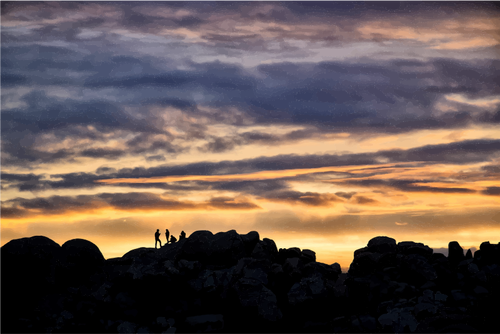 Gens sur la colline du coucher du soleil