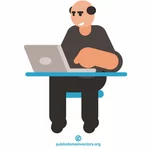 L'uomo più anziano che lavora su laptop