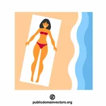 אישה משתזפת על החוף